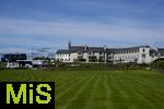 02.09.2023, Irland Land und Leute, Roadtrip am Ring of Kerry, der Kstenstrasse am Atlantik entlang im County Kerry.   Waterville Beach, rechts Butler Arms Hotel