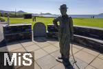 02.09.2023, Irland Land und Leute, Roadtrip am Ring of Kerry, der Kstenstrasse am Atlantik entlang im County Kerry.   Waterville Beach, Charlie Chaplin Statue