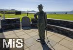 02.09.2023, Irland Land und Leute, Roadtrip am Ring of Kerry, der Kstenstrasse am Atlantik entlang im County Kerry.   Waterville Beach, Charlie Chaplin Statue