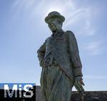 02.09.2023, Irland Land und Leute, Roadtrip am Ring of Kerry, der Kstenstrasse am Atlantik entlang im County Kerry.   Waterville Beach, Charlie Chaplin Statue