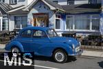 02.09.2023, Irland Land und Leute, Roadtrip am Ring of Kerry, der Kstenstrasse am Atlantik entlang im County Kerry.   Waterville Beach, Oldtimer an der Strasse. 