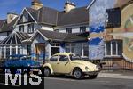 02.09.2023, Irland Land und Leute, Roadtrip am Ring of Kerry, der Kstenstrasse am Atlantik entlang im County Kerry.   Waterville Beach, Oldtimer an der Strasse. 