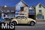 02.09.2023, Irland Land und Leute, Roadtrip am Ring of Kerry, der Kstenstrasse am Atlantik entlang im County Kerry.   Waterville Beach, Oldtimer an der Strasse. 