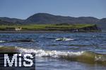 02.09.2023, Irland Land und Leute, Roadtrip am Ring of Kerry, der Kstenstrasse am Atlantik entlang im County Kerry.   Waterville Beach, links: Waterville House Hotel. 