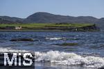 02.09.2023, Irland Land und Leute, Roadtrip am Ring of Kerry, der Kstenstrasse am Atlantik entlang im County Kerry.   Waterville Beach, links: Waterville House Hotel. 