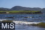 02.09.2023, Irland Land und Leute, Roadtrip am Ring of Kerry, der Kstenstrasse am Atlantik entlang im County Kerry.   Waterville Beach, links: Waterville House Hotel. 