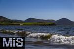 02.09.2023, Irland Land und Leute, Roadtrip am Ring of Kerry, der Kstenstrasse am Atlantik entlang im County Kerry.   Waterville Beach, links: Waterville House Hotel. 