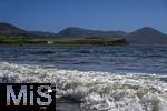 02.09.2023, Irland Land und Leute, Roadtrip am Ring of Kerry, der Kstenstrasse am Atlantik entlang im County Kerry.   Waterville Beach, links: Waterville House Hotel. 