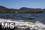 02.09.2023, Irland Land und Leute, Roadtrip am Ring of Kerry, der Kstenstrasse am Atlantik entlang im County Kerry.   Waterville Beach, links: Waterville House Hotel. 