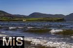 02.09.2023, Irland Land und Leute, Roadtrip am Ring of Kerry, der Kstenstrasse am Atlantik entlang im County Kerry.   Waterville Beach, links: Waterville House Hotel. 