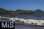 02.09.2023, Irland Land und Leute, Roadtrip am Ring of Kerry, der Kstenstrasse am Atlantik entlang im County Kerry.   Waterville Beach, links: Waterville House Hotel. 