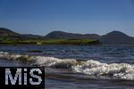 02.09.2023, Irland Land und Leute, Roadtrip am Ring of Kerry, der Kstenstrasse am Atlantik entlang im County Kerry.   Waterville Beach, links: Waterville House Hotel. 