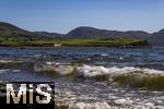 02.09.2023, Irland Land und Leute, Roadtrip am Ring of Kerry, der Kstenstrasse am Atlantik entlang im County Kerry.   Waterville Beach, links: Waterville House Hotel. 