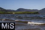 02.09.2023, Irland Land und Leute, Roadtrip am Ring of Kerry, der Kstenstrasse am Atlantik entlang im County Kerry.   Waterville Beach, links: Waterville House Hotel. 