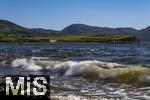 02.09.2023, Irland Land und Leute, Roadtrip am Ring of Kerry, der Kstenstrasse am Atlantik entlang im County Kerry.   Waterville Beach, links: Waterville House Hotel. 