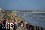 04.09.2023, Irland Land und Leute, Kstenstadt Tramore bei Waterford (Irland) im Sdosten. Badende Urlauber am Strand und in den Wellen des Atlantiks.