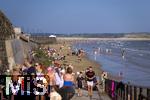 04.09.2023, Irland Land und Leute, Kstenstadt Tramore bei Waterford (Irland) im Sdosten. Badende Urlauber am Strand und in den Wellen des Atlantiks.