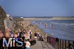 04.09.2023, Irland Land und Leute, Kstenstadt Tramore bei Waterford (Irland) im Sdosten. Badende Urlauber am Strand und in den Wellen des Atlantiks.