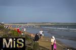 04.09.2023, Irland Land und Leute, Kstenstadt Tramore bei Waterford (Irland) im Sdosten. Badende Urlauber am Strand und in den Wellen des Atlantiks.