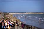 04.09.2023, Irland Land und Leute, Kstenstadt Tramore bei Waterford (Irland) im Sdosten. Badende Urlauber am Strand und in den Wellen des Atlantiks.