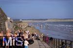 04.09.2023, Irland Land und Leute, Kstenstadt Tramore bei Waterford (Irland) im Sdosten. Badende Urlauber am Strand und in den Wellen des Atlantiks.