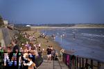 04.09.2023, Irland Land und Leute, Kstenstadt Tramore bei Waterford (Irland) im Sdosten. Badende Urlauber am Strand und in den Wellen des Atlantiks.