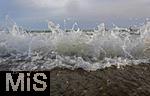 04.09.2023, Irland Land und Leute, Kstenstadt Tramore bei Waterford (Irland) im Sdosten. Wellen des Atlantiks klatschen an den Pier.