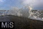 04.09.2023, Irland Land und Leute, Kstenstadt Tramore bei Waterford (Irland) im Sdosten. Wellen des Atlantiks klatschen an den Pier.