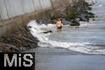 04.09.2023, Irland Land und Leute, Kstenstadt Tramore bei Waterford (Irland) im Sdosten. Ein Hund beim Baden in den Wellen des Atlantiks.