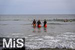 04.09.2023, Irland Land und Leute, Kstenstadt Tramore bei Waterford (Irland) im Sdosten. Schwimmerinnen mit Neopren-Anzug und Rettungsbojen gehen gemeinsam Schwimmen im Atlantik.