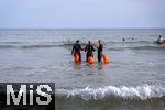 04.09.2023, Irland Land und Leute, Kstenstadt Tramore bei Waterford (Irland) im Sdosten. Schwimmerinnen mit Neopren-Anzug und Rettungsbojen gehen gemeinsam Schwimmen im Atlantik.