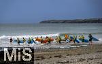 05.09.2023, Irland Land und Leute, Küstenstadt Tramore bei Waterford (Irland) im Südosten. Mehrere Schüler einer Surfschule begeben sich gemeinsam in die Wellen des Atlantiks mit ihren Surfboards.  