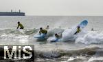05.09.2023, Irland Land und Leute, Küstenstadt Tramore bei Waterford (Irland) im Südosten. Mehrere Schüler einer Surfschule haben Spass in den Wellen des Atlantiks mit ihren Surfboards. 