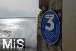 05.09.2023, Irland Land und Leute, Surfer- und Kstenstadt Tramore bei Waterford (Irland) im Sdosten im County Waterford.  Schild fordert jeden Besucher auf, 3 Plastk-Abfall-Teile aufzurumen, um dem Mllproblem gemeinsam Herr zu werden. 