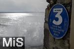 05.09.2023, Irland Land und Leute, Surfer- und Kstenstadt Tramore bei Waterford (Irland) im Sdosten im County Waterford.  Schild fordert jeden Besucher auf, 3 Plastk-Abfall-Teile aufzurumen, um dem Mllproblem gemeinsam Herr zu werden. 