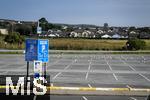 05.09.2023, Irland Land und Leute, Surfer- und Kstenstadt Tramore bei Waterford (Irland) im Sdosten im County Waterford.  Mwen sitzen am leeren Parkplatz.