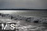 05.09.2023, Irland Land und Leute, Surfer- und Kstenstadt Tramore bei Waterford (Irland) im Sdosten im County Waterford.  Mdchen badet in der Brandung des Atlanischen Ozeans.
