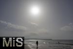 05.09.2023, Irland Land und Leute, Surfer- und Kstenstadt Tramore bei Waterford (Irland) im Sdosten. Einsame Spaziergngerin am Strand 