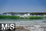 05.09.2023, Irland Land und Leute, Surfer- und Kstenstadt Tramore bei Waterford (Irland) im Sdosten. Wellen und Brandung im Atlantischen Ozean.