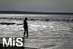 05.09.2023, Irland Land und Leute, Surfer- und Kstenstadt Tramore bei Waterford (Irland) im Sdosten. Einsame Spaziergngerin am Strand  