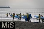 05.09.2023, Irland Land und Leute, Surfer- und Kstenstadt Tramore bei Waterford (Irland) im Sdosten im County Waterford.  Eine Surfergruppe mit Schlern bei einem Surfkurs 