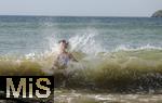 05.09.2023, Irland Land und Leute, Surfer- und Kstenstadt Tramore bei Waterford (Irland) im Sdosten im County Waterford.  Mdchen badet in der Brandung des Atlanischen Ozeans. 