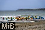 05.09.2023, Irland Land und Leute, Surfer- und Kstenstadt Tramore bei Waterford (Irland) im Sdosten im County Waterford.  Eine Surfergruppe mit Schlern bei einem Surfkurs 