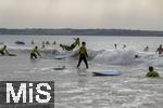 05.09.2023, Irland Land und Leute, Surfer- und Kstenstadt Tramore bei Waterford (Irland) im Sdosten im County Waterford.  Eine Surfergruppe mit Schlern bei einem Surfkurs 