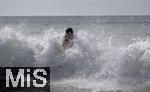 05.09.2023, Irland Land und Leute, Surfer- und Kstenstadt Tramore bei Waterford (Irland) im Sdosten. Mdchen badet in der Brandung im Atlantischen Ozean.