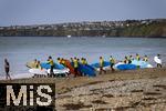 05.09.2023, Irland Land und Leute, Surfer- und Kstenstadt Tramore bei Waterford (Irland) im Sdosten im County Waterford.  Eine Surfergruppe mit Schlern bei einem Surfkurs 