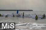 05.09.2023, Irland Land und Leute, Surfer- und Kstenstadt Tramore bei Waterford (Irland) im Sdosten im County Waterford.  Eine Surfergruppe mit Schlern bei einem Surfkurs 