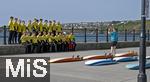 05.09.2023, Irland Land und Leute, Surfer- und Kstenstadt Tramore bei Waterford (Irland) im Sdosten.  Eine Surfergruppe mit Schlern bei einem Surfkurs macht vorher ein Gruppenfoto an der Kaimauer.