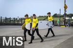 05.09.2023, Irland Land und Leute, Surfer- und Kstenstadt Tramore bei Waterford (Irland) im Sdosten im County Waterford.  Eine Surfergruppe mit Schlern auf dem Weg zu einem Surfkurs