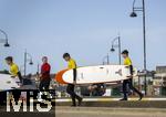 05.09.2023, Irland Land und Leute, Surfer- und Kstenstadt Tramore bei Waterford (Irland) im Sdosten im County Waterford.  Eine Surfergruppe mit Schlern auf dem Weg zu einem Surfkurs 